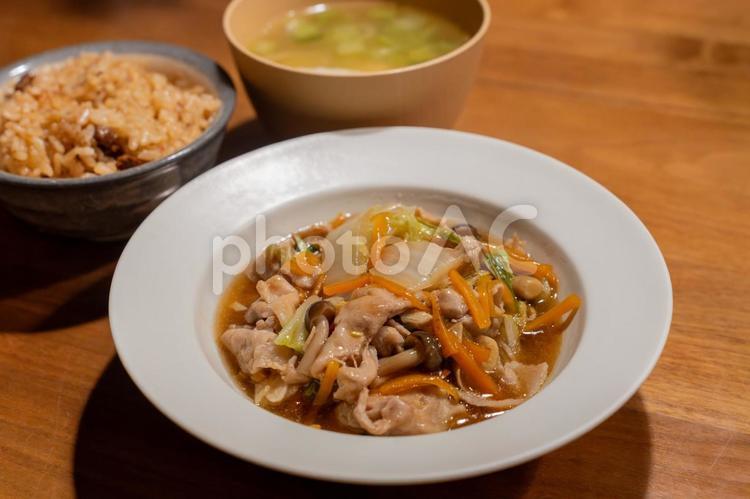 肉野菜あんかけと炊き込みご飯 料理,食べ物,和食の写真素材