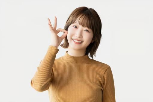 OKポーズをする笑顔の女性 OKポーズをする笑顔の女性 女性,ok,笑顔の写真素材