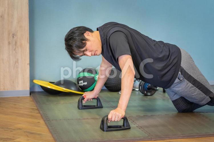スポーツジムでトレーニングする男性（腕立て） 腕立て,プッシュアップ,腕立てふせの写真素材
