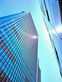 東京のビル街と空と日差しの写真