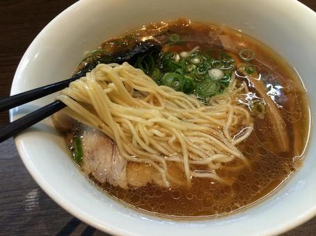 シンプルな醤油スープの中華そばの麺リフト 醤油らぁ麺,支那そばや,醤油ラーメンの写真素材