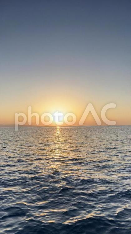 水平線に沈む夕日 夕日,太陽,海の写真素材