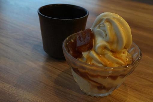 きな粉餅とバニラアイス ソフトクリーム,アイスクリーム,きな粉餅の写真素材