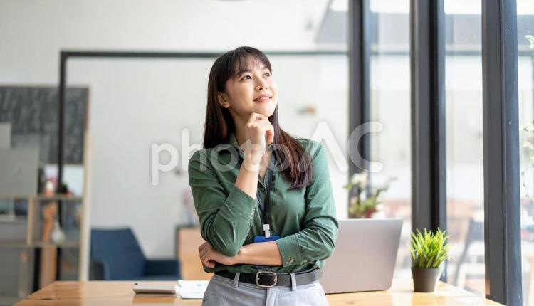 考えごとをする若い女性・ビジネスウーマン 女性,考える,困るの写真素材