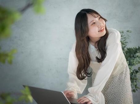 24:パソコンを見る女性 24:パソコンを見る女性の写真