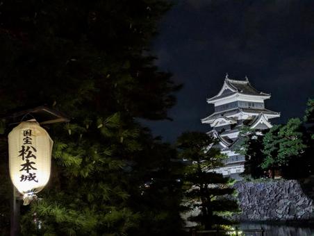 灯りが燈った提灯と国宝松本城天守【夜景】 灯りが燈った提灯と国宝松本城天守【夜景】 松本城,天守,国宝の写真素材