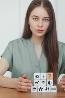 キューブを包む女性スタッフ 保険業,事務職,接客業の写真素材