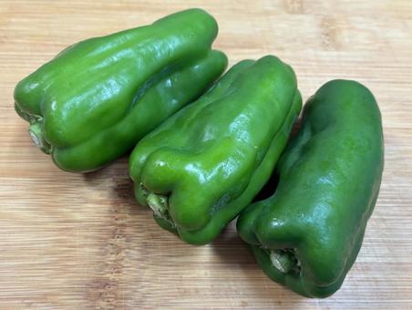 ピーマン 3個 ピーマン,野菜,食材の写真素材