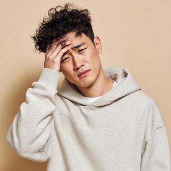疲労とストレスを感じている若い男性 疲労とストレスを感じている若い男性の写真