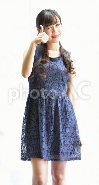 ポーズをとる女性　a015 20代,うれしい,お姉さんの写真素材