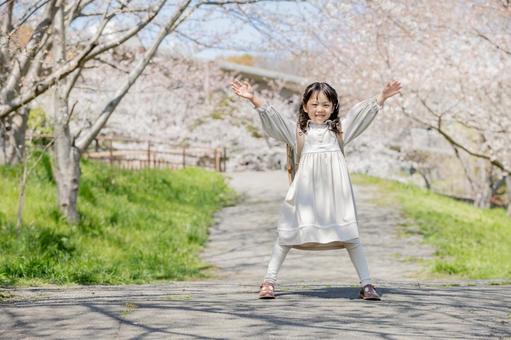 桜並木の下を歩く新一年生 桜並木の下を歩く新一年生 新一年生,一年生,バンザイの写真素材