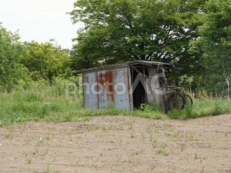 田舎の風景・古い納屋とリヤカー 田舎,納屋,リヤカーの写真素材