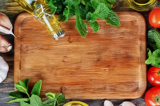 イタリア料理の食材と木製トレーの背景の写真