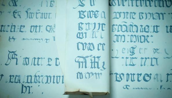 文字が書かれた羊皮紙 文字が書かれた羊皮紙 の写真