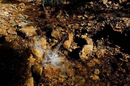 山の沢の水しぶき 山の沢の水しぶきの写真