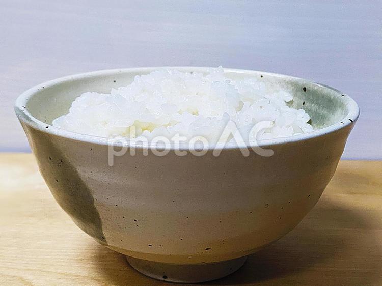 田舎暮らしで炊き立てごはんを食べる お米,白米,ごはんの写真素材