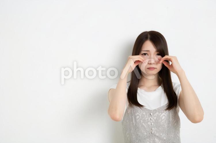 カメラ目線で悲しんでいる若い女性（コピースペース） 女,女性,女の子の写真素材