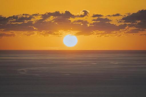 水平線に沈む黄金色の巨大な太陽 水平線に沈む黄金色の巨大な太陽 夕日,夕焼け,夕暮れの写真素材