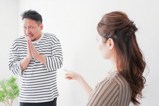 夫婦喧嘩をする若い夫婦 夫婦喧嘩をする若い夫婦 文句,睨む,家庭の写真素材