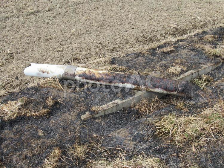 田畑の野焼きで焼けてしまった水管 畑,農村,田畑の写真素材