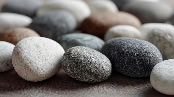 重なり合う、なめらかな丸い小石の写真