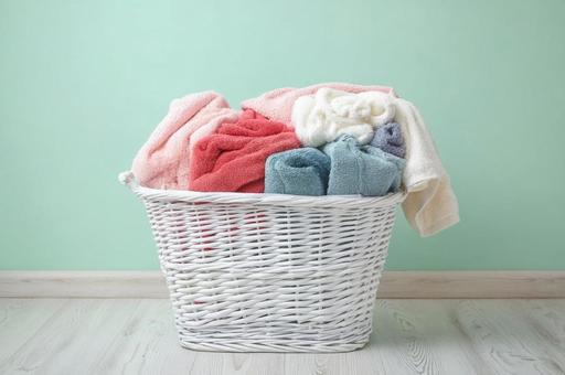 ふんわり色タオルと白いバスケット・洗濯物 ふんわり色タオルと白いバスケット・洗濯物の写真