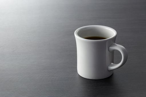 お洒落なマグカップにコーヒーが入っている お洒落なマグカップにコーヒーが入っている ホットコーヒー,マグカップ,リラックスの写真素材