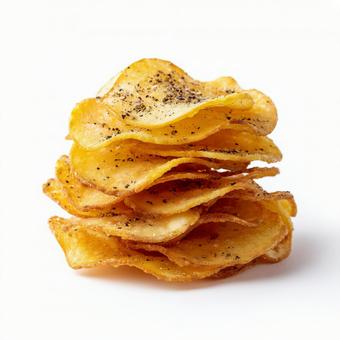 白い背景に映える、黄金色のポテトチップス 白い背景に映える、黄金色のポテトチップスの写真