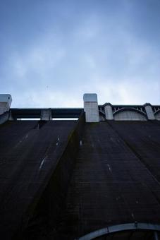 そびえ立つ巨大ダム ダム,コンクリート,建造物の写真素材