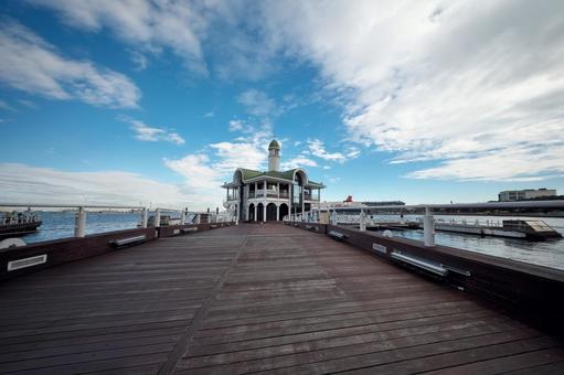 横浜ぷかりさん橋 横浜ぷかりさん橋,みなとみらい桟橋,街並みの写真素材