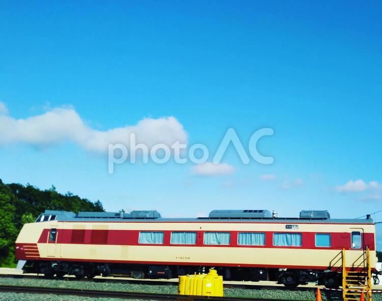 青空の下の汽車 列車,鉄道,交通機関の写真素材