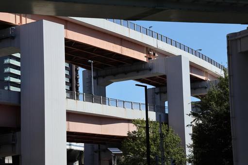 高速道路橋とビルと木のある街並みと青空 高速道路橋,ビル,木の写真素材