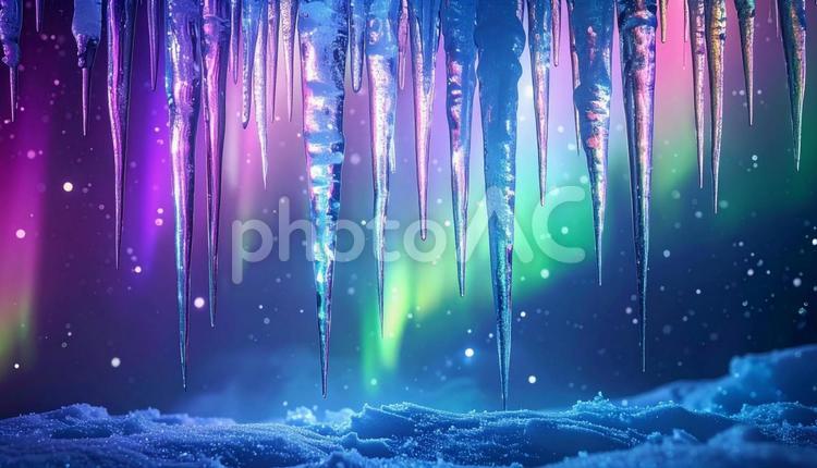 輝くつららと夜空に舞うオーロラの光 氷,つらら,オーロラの写真素材