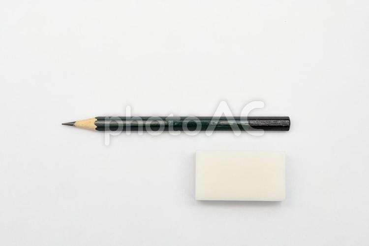 白背景に鉛筆と消しゴム 文房具,鉛筆,筆記用具の写真素材
