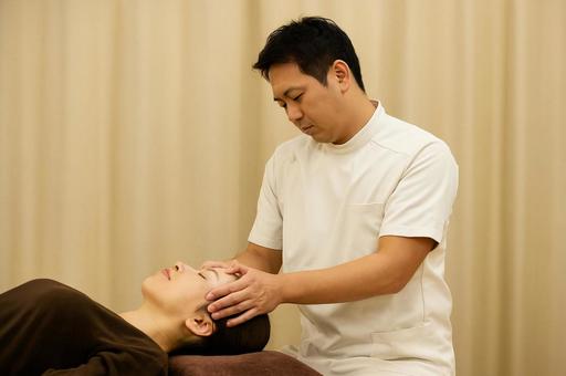 ヘッドマッサージの様子の写真