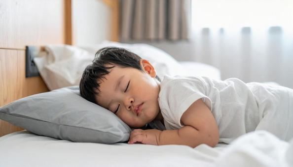 お昼寝する日本人の男の子の横顔 お昼寝する日本人の男の子の横顔の写真