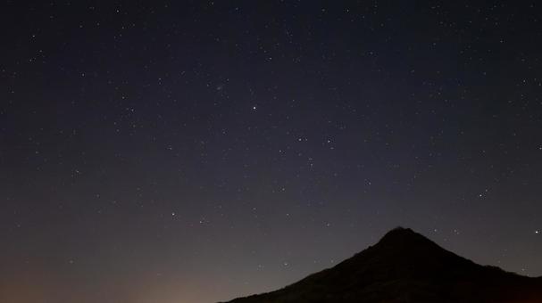 とんがり峰に広がる銀河の夜 とんがり峰に広がる銀河の夜の写真