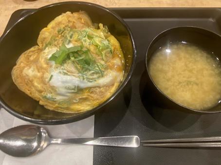 玉子丼とみさ汁とお箸とスプーン 玉子丼とみさ汁とお箸とスプーンの写真