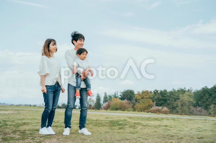 空と家族・ファミリー・赤ちゃん（見上げる） 家族,親子,子供の写真素材