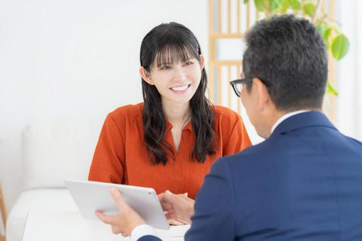 ミドル女性と商談をするセールスマン ミドル女性と商談をするセールスマン セールスマン,女性,ビジネスマンの写真素材