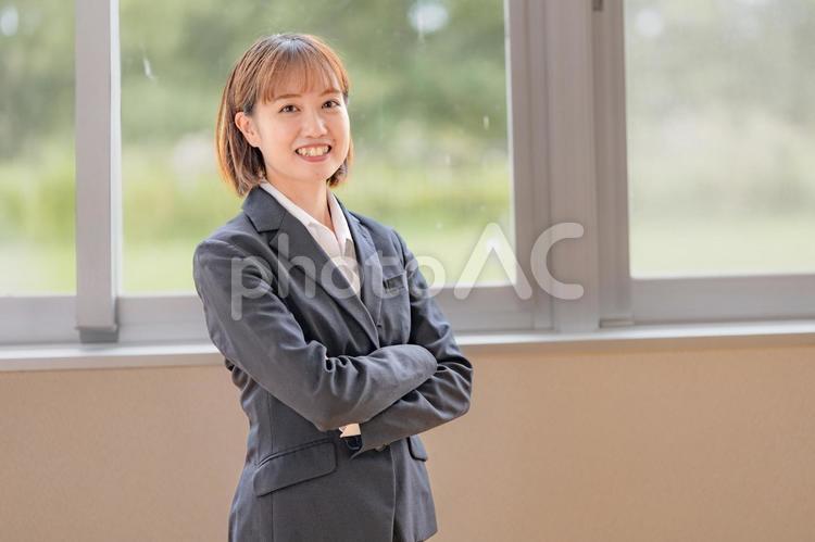 笑顔で腕組みするビジネスウーマン 笑顔,女性,ビジネスウーマンの写真素材