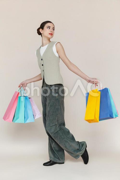 紙袋を持って振り向く女性 女性,スタジオ撮影,持つの写真素材