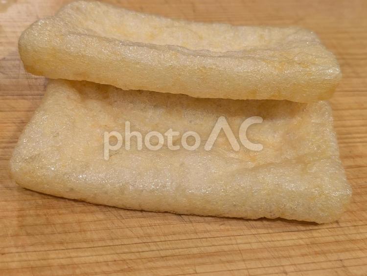 まな板のうえの油揚 油揚,大豆,加工品の写真素材