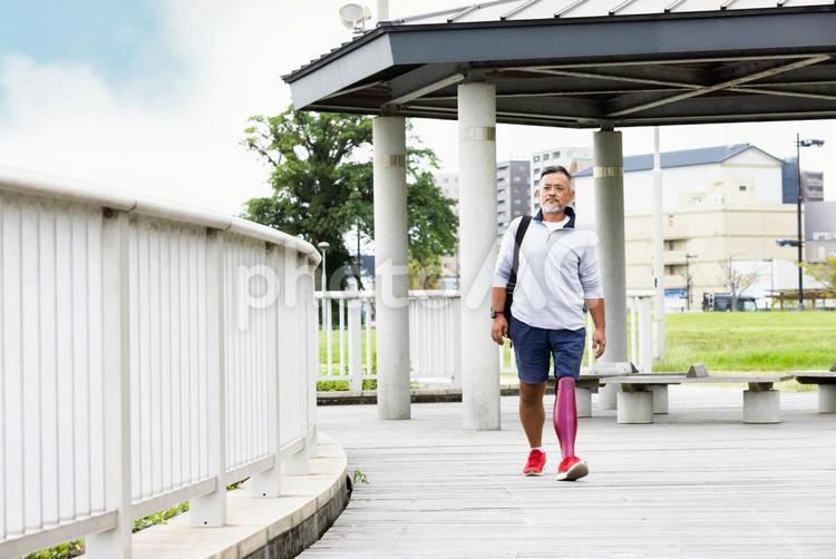 障がい者　公園を歩く義足の男性 障害者,障がい者,義足の写真素材