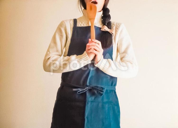 木べらを持って驚く女性 若い,人物,白バックの写真素材