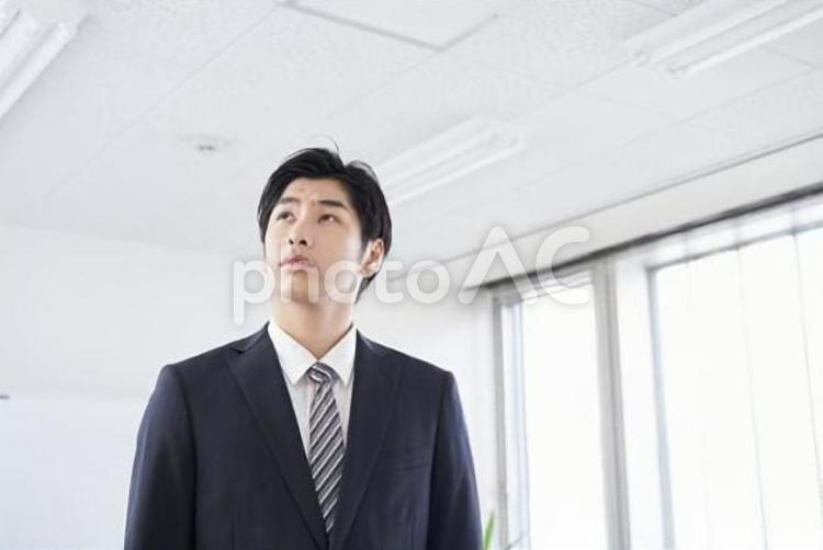 会議室で考え事をする日本人ビジネスマン ビジネスマン,考え事,悩むの写真素材