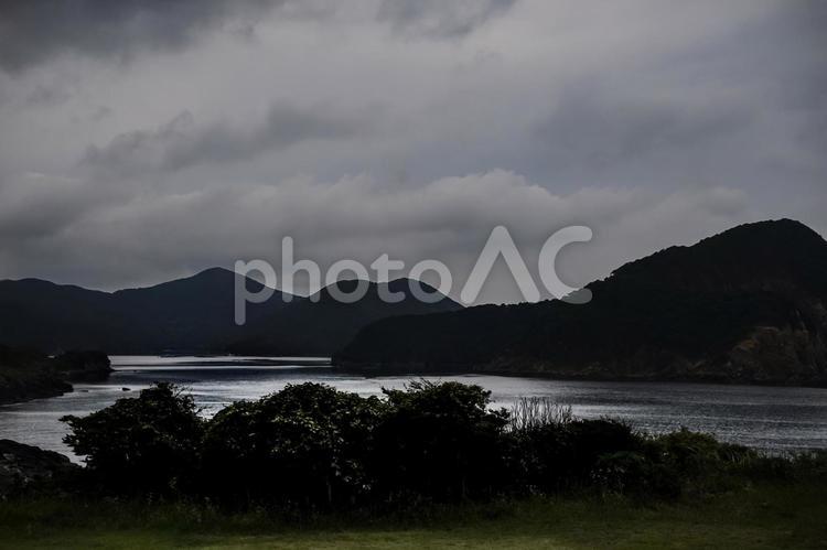 ＜五島の風景＞雨の魚津ケ崎と海の景色 海,湾,入江の写真素材