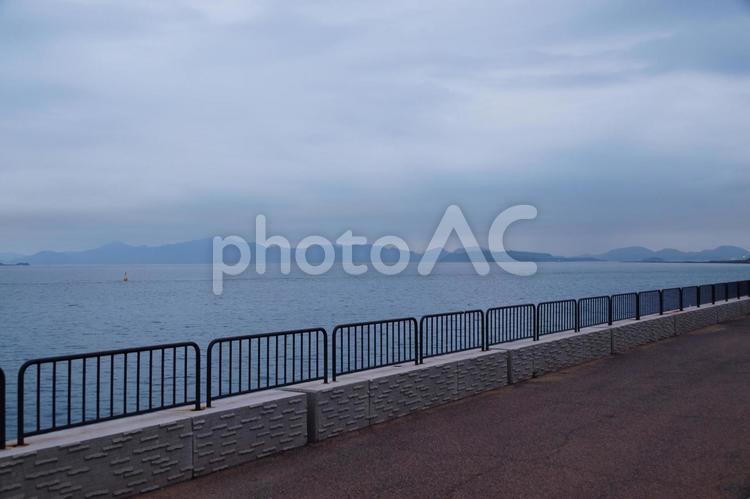 曇り空の海岸風景 海岸,海,風景の写真素材