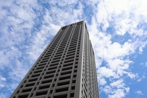 白い雲と青空と高層マンションを見あげて 白い雲と青空と高層マンションを見あげて 白い,雲,青空の写真素材