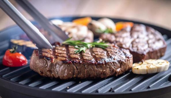 鉄板で焼肉、ステーキを焼く 鉄板で焼肉、ステーキを焼くの写真